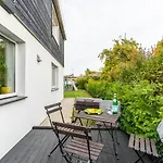 Family Garden With Free Private Parking & Playground アパート *