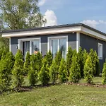 Family Garden With Free Private Parking & Playground アパート *
