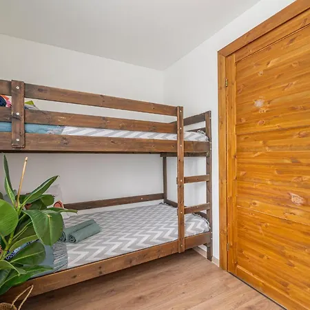 Family Garden With Free Private Parking & Playground