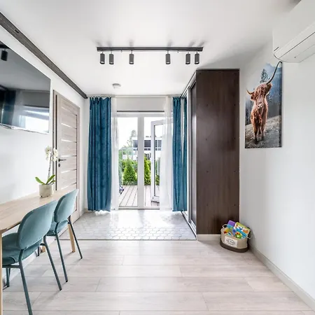 Family Garden With Free Private Parking & Playground *