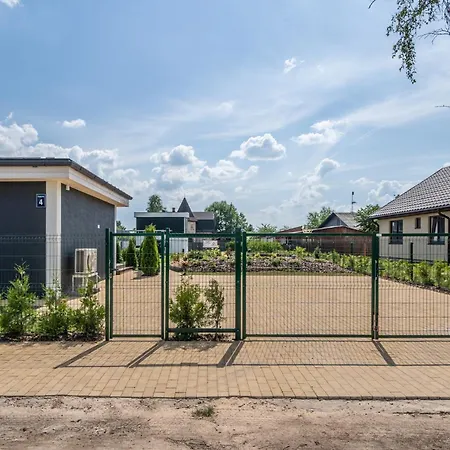 Family Garden With Free Private Parking & Playground *