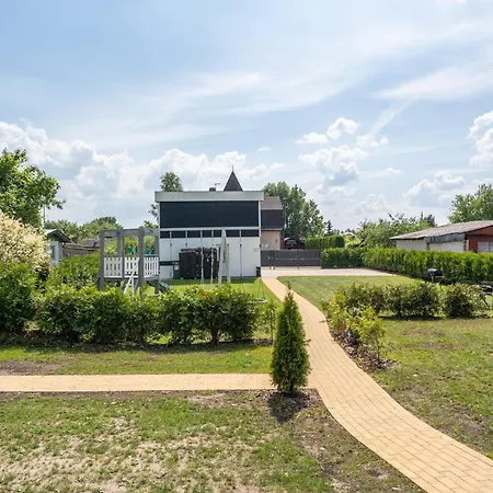 Family Garden With Free Private Parking & Playground Apartman *