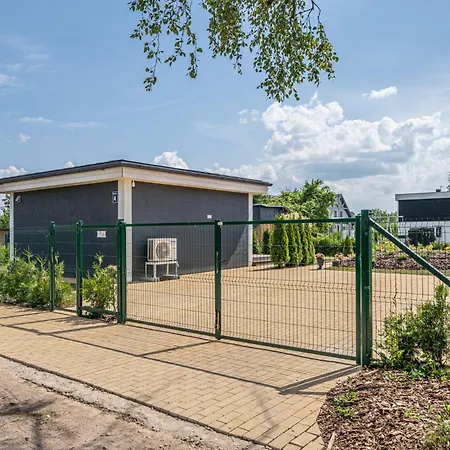 Family Garden With Free Private Parking & Playground Apartman *