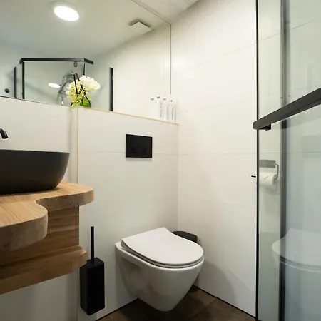 Family Garden With Free Private Parking & Playground *