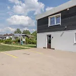 Family Garden With Free Private Parking & Playground Apartament