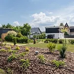 Family Garden With Free Private Parking & Playground *