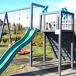 Lägenhet Family Garden With Free Private Parking & Playground *