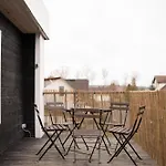 Family Garden With Free Private Parking & Playground *