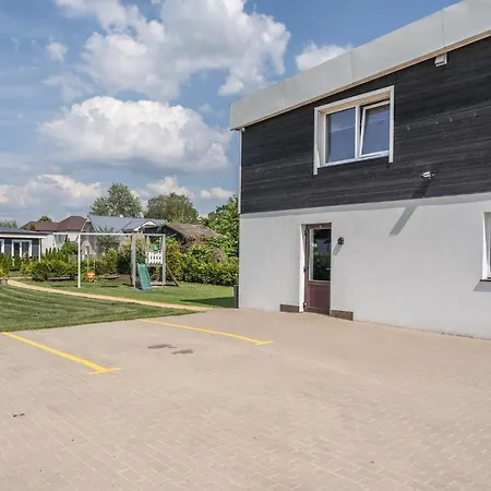 Family Garden With Free Private Parking & Playground Appartement