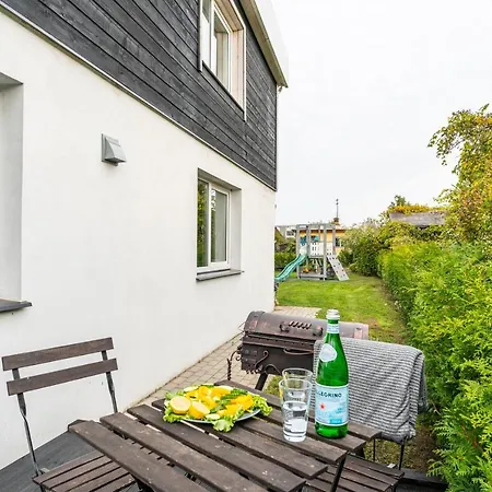 Family Garden With Free Private Parking & Playground Appartement Riga