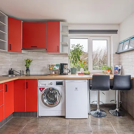 Family Garden With Free Private Parking & Playground *