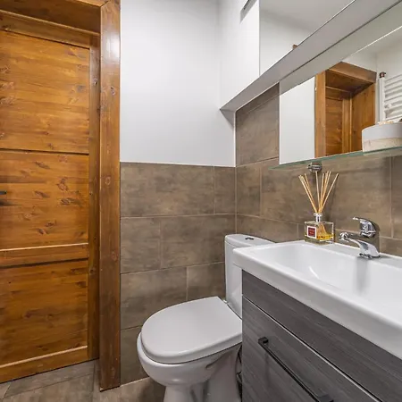 Family Garden With Free Private Parking & Playground *