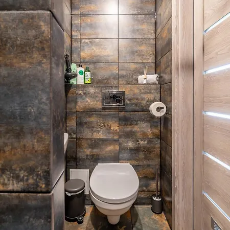 Family Garden With Free Private Parking & Playground