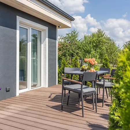 Family Garden With Free Private Parking & Playground