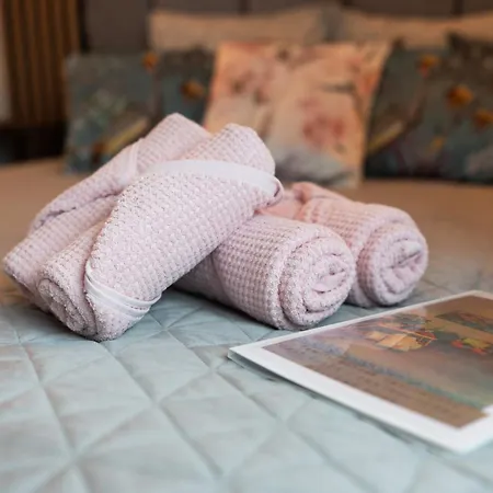Family Garden With Free Private Parking & Playground Apartmán *