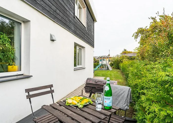 Family Garden With Free Private Parking & Playground Lägenhet Riga