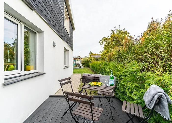 Family Garden With Free Private Parking & Playground Lägenhet *