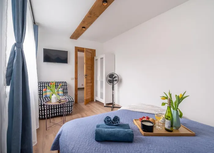 Lägenhet Family Garden With Free Private Parking & Playground *