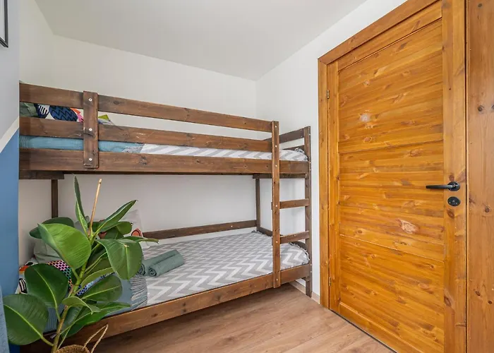 Family Garden With Free Private Parking & Playground