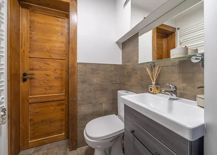 Family Garden With Free Private Parking & Playground *