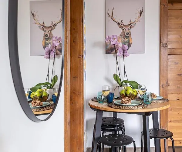 Dzīvoklis Family Garden With Free Private Parking & Playground *