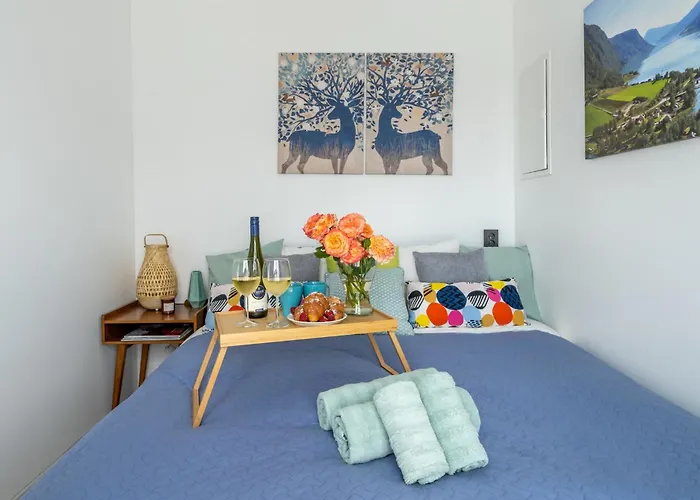 Family Garden With Free Private Parking & Playground *