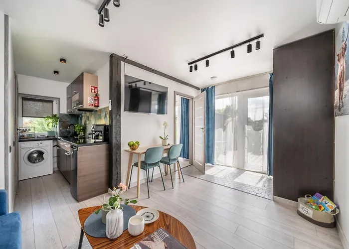 Family Garden With Free Private Parking & Playground