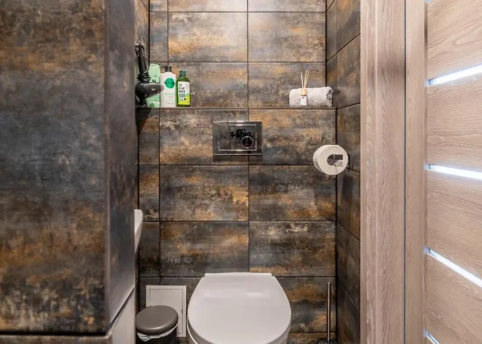 Family Garden With Free Private Parking & Playground