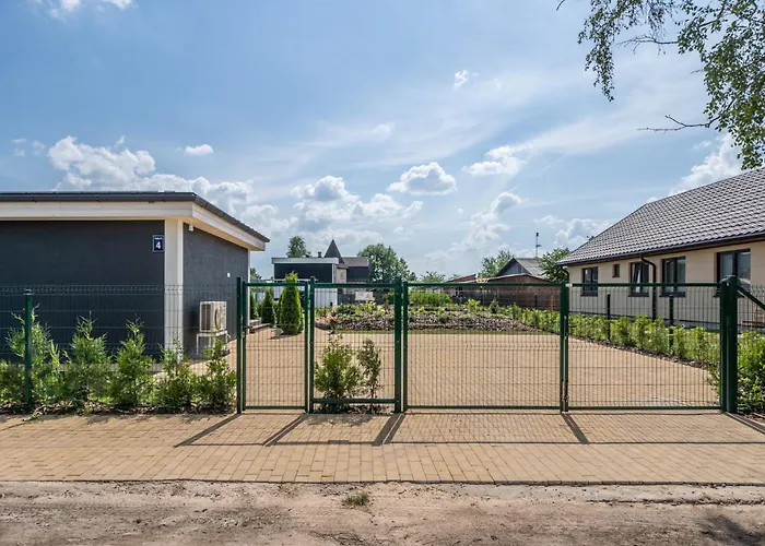 Family Garden With Free Private Parking & Playground *