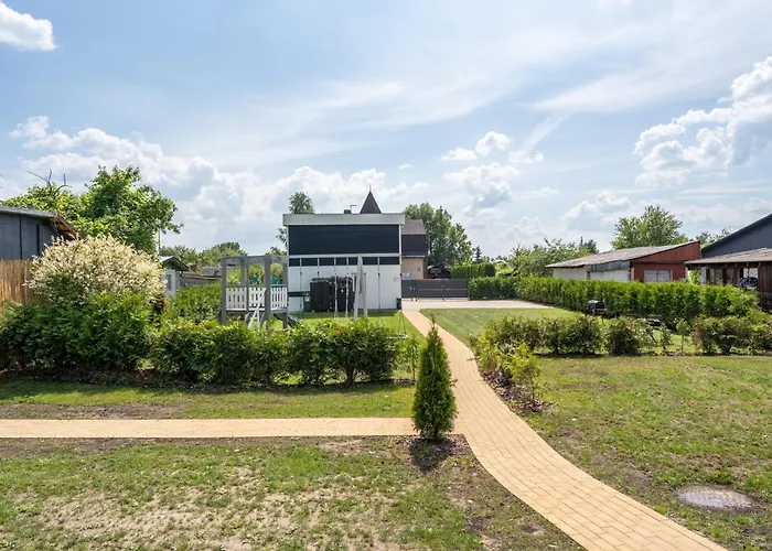 Family Garden With Free Private Parking & Playground Lägenhet *