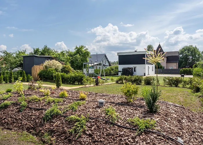 Family Garden With Free Private Parking & Playground *