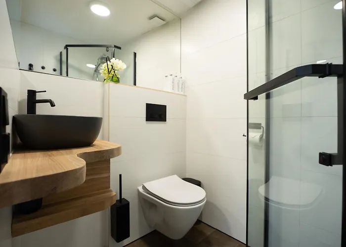 Family Garden With Free Private Parking & Playground *