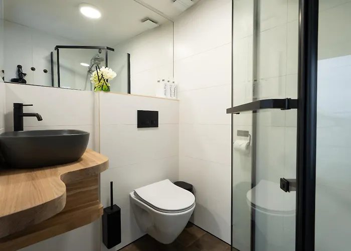 Family Garden With Free Private Parking & Playground