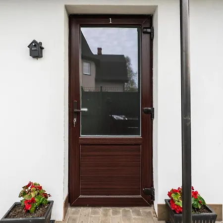 Family Garden With Free Private Parking & Playground *