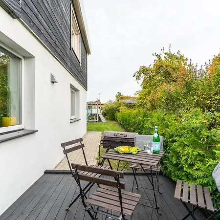 Family Garden With Free Private Parking & Playground Apartment *