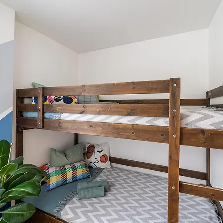 Family Garden With Free Private Parking & Playground Apartment