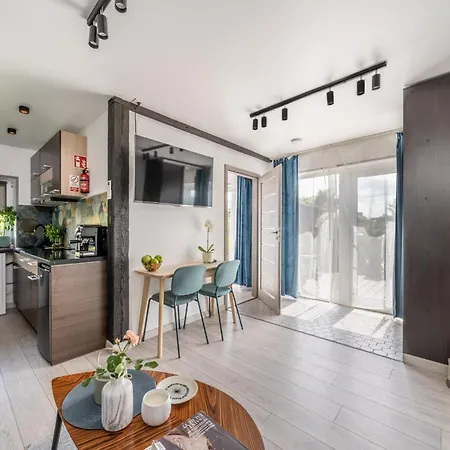 Family Garden With Free Private Parking & Playground