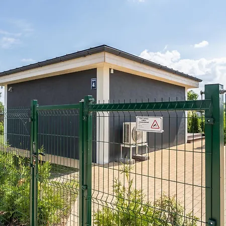 Family Garden With Free Private Parking & Playground Apartament