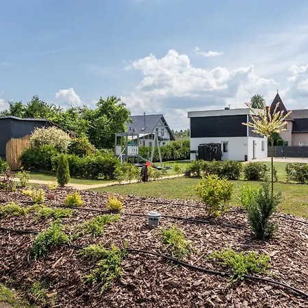 Family Garden With Free Private Parking & Playground *