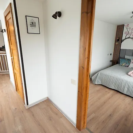 Family Garden With Free Private Parking & Playground