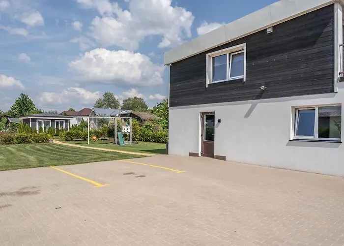 Family Garden With Free Private Parking & Playground Apartment