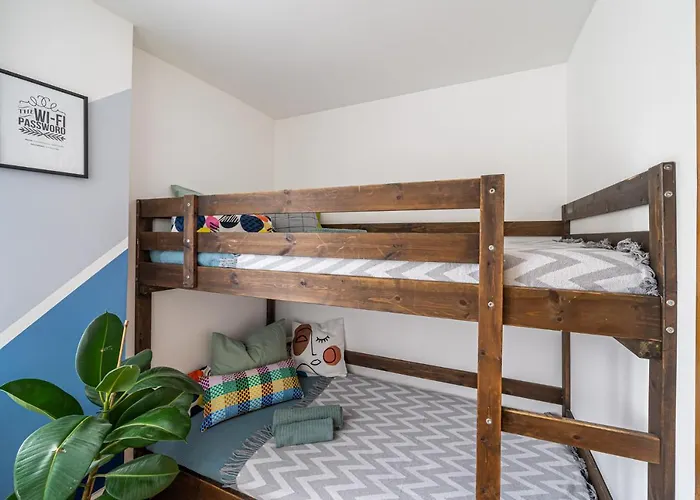 Family Garden With Free Private Parking & Playground Apartment