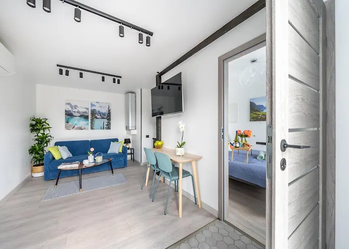 Family Garden With Free Private Parking & Playground Apartment *