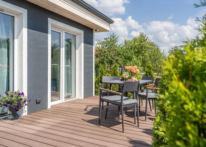 Family Garden With Free Private Parking & Playground