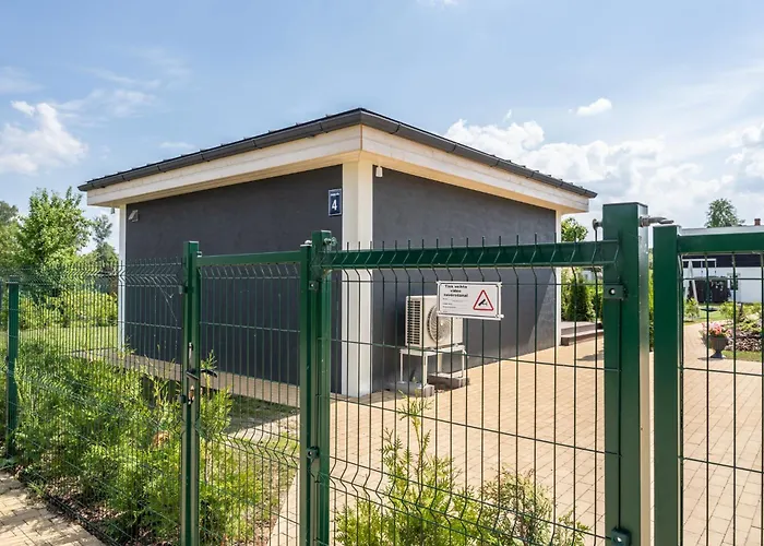 Family Garden With Free Private Parking & Playground Apartment