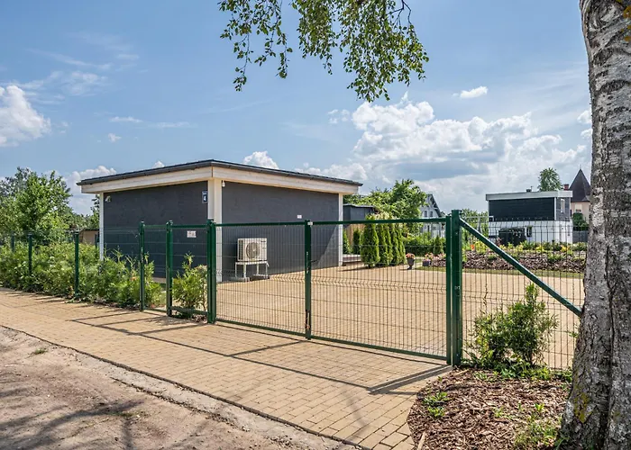 Family Garden With Free Private Parking & Playground Apartment *