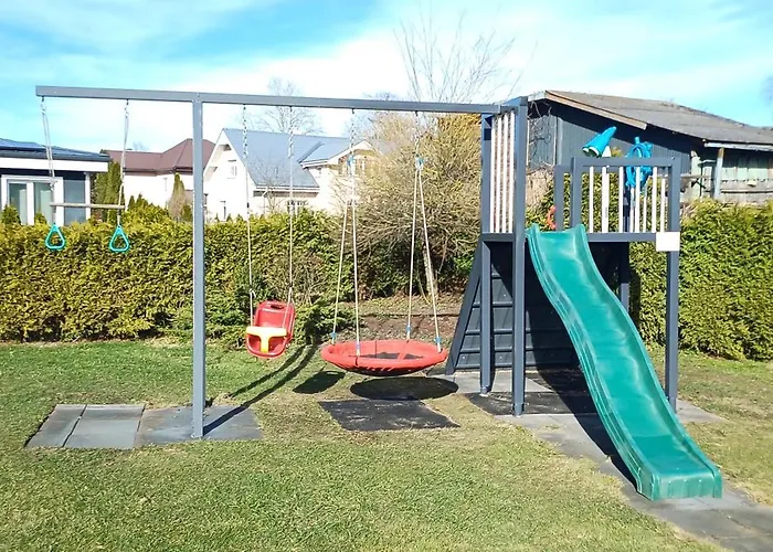 Family Garden With Free Private Parking & Playground Apartment *