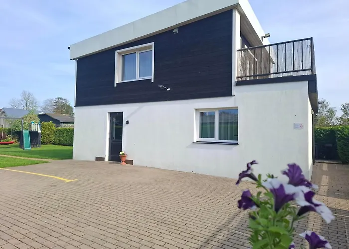 Family Garden With Free Private Parking & Playground Apartment