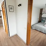Family Garden With Free Private Parking & Playground