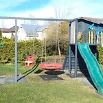 Family Garden With Free Private Parking & Playground דירה *